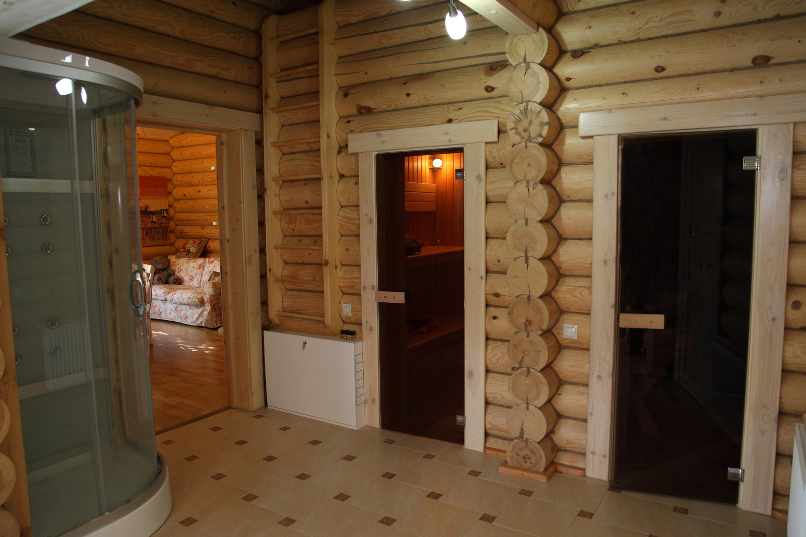 Деревянная баня с бассейном