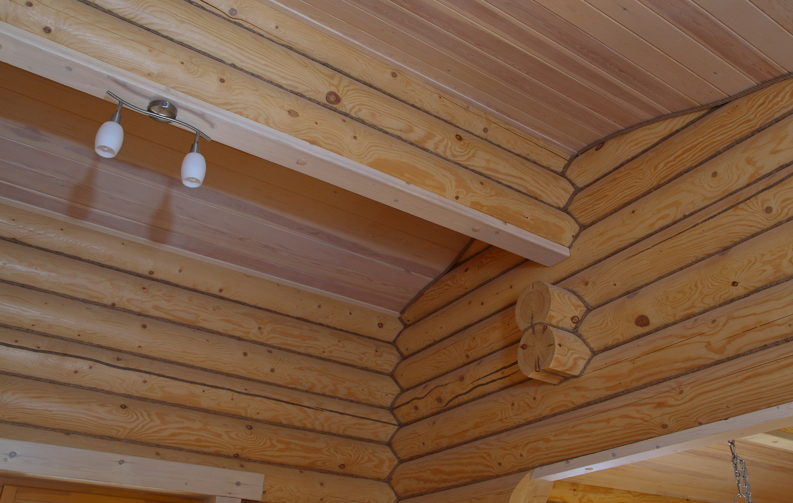 Деревянная баня с бассейном