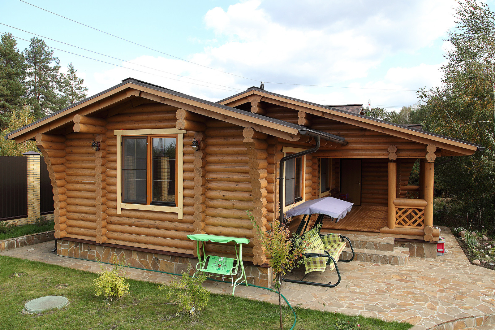 Деревянная баня с бассейном