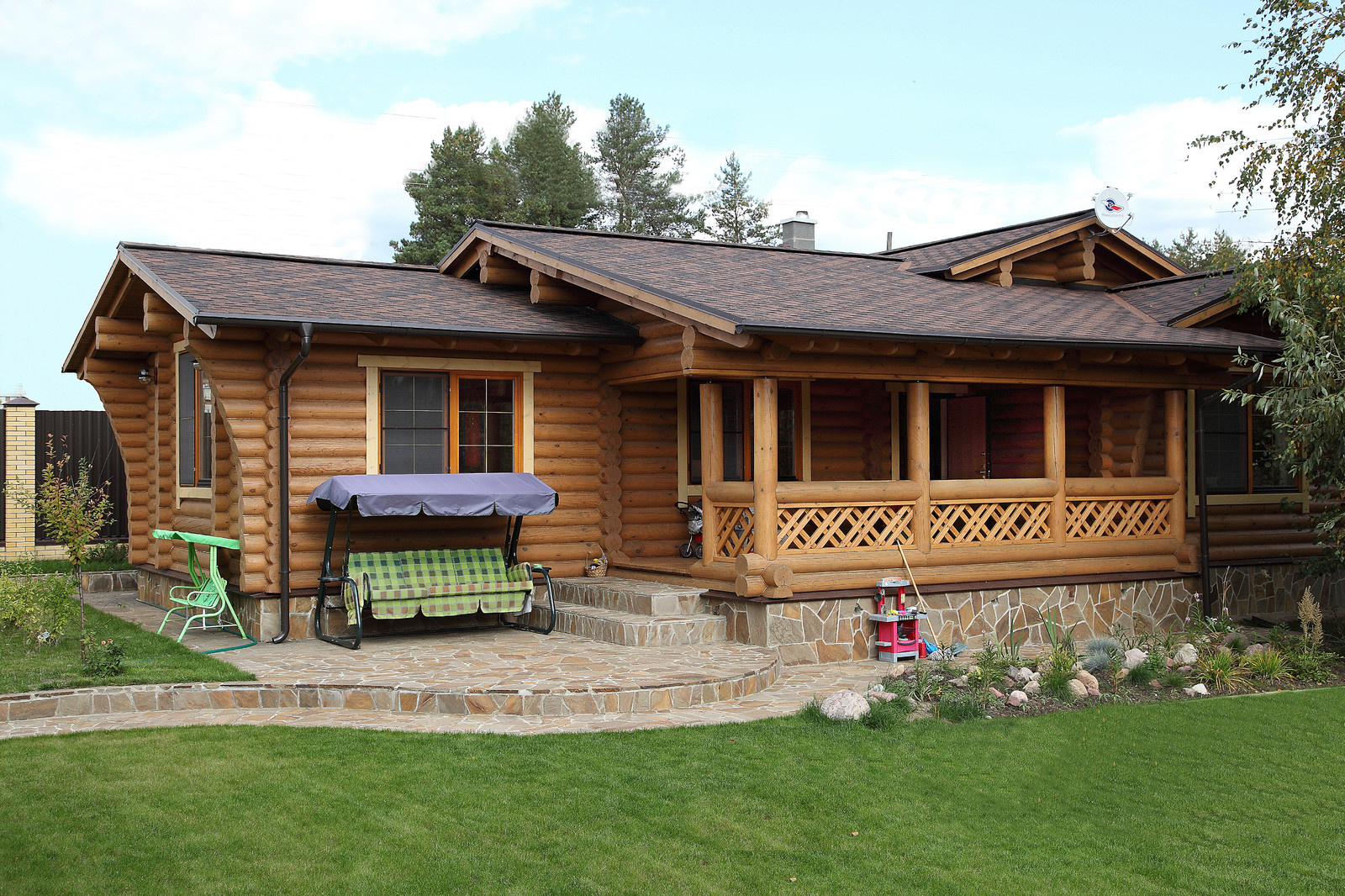 Деревянная баня с бассейном