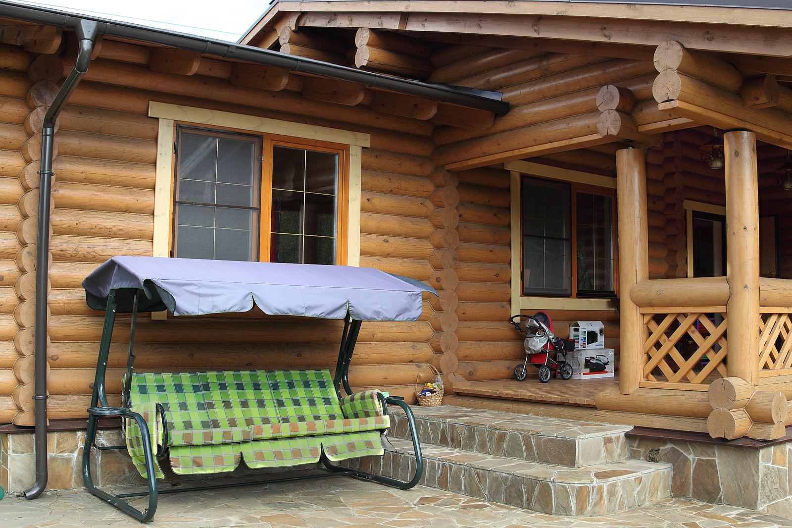 Деревянная баня с бассейном