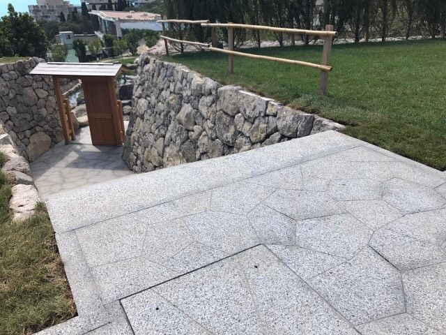 Гранитная лестница в в отеле «Mriya Resort & Spa»