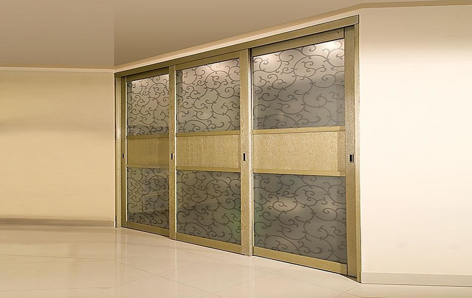 Встроенный шкаф-купе из современных материалов