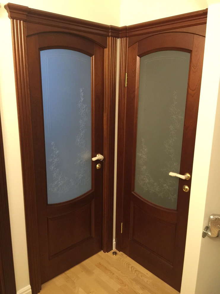 Модель Лувр арочный цвет красное дерево.Массив сосны шпонированный