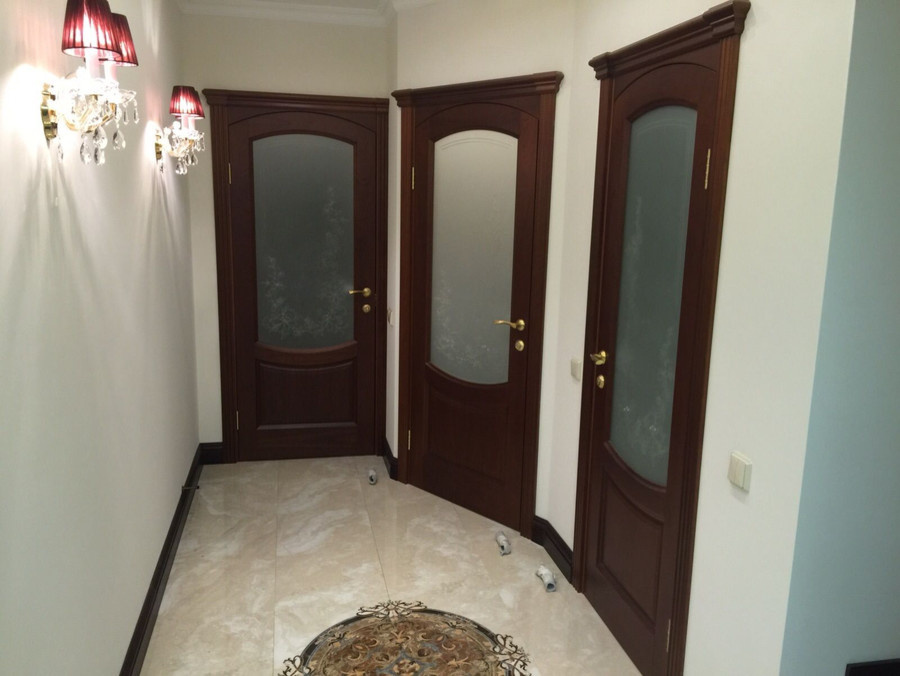 Модель Лувр арочный цвет красное дерево.Массив сосны шпонированный