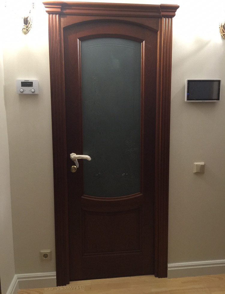 Модель Лувр арочный цвет красное дерево.Массив сосны шпонированный