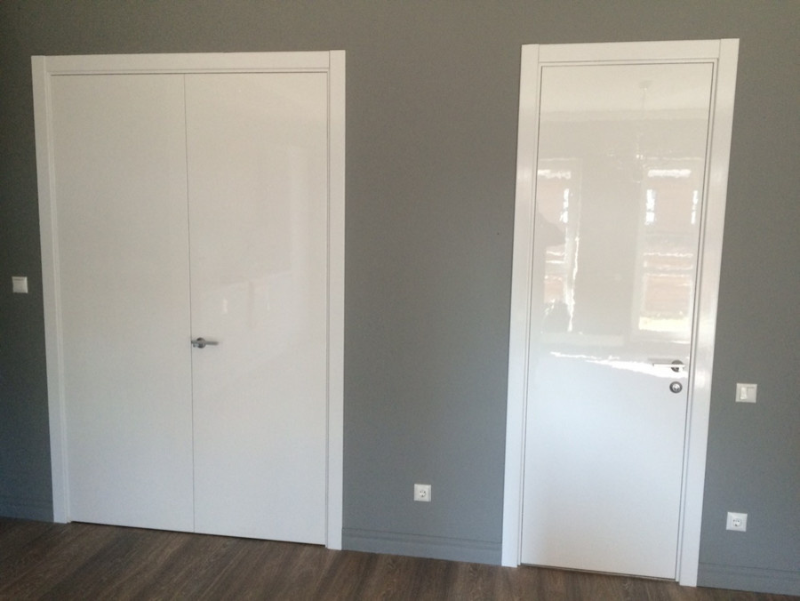 Модель Avorio 1 цвет белый.Массив сосны глянцевый