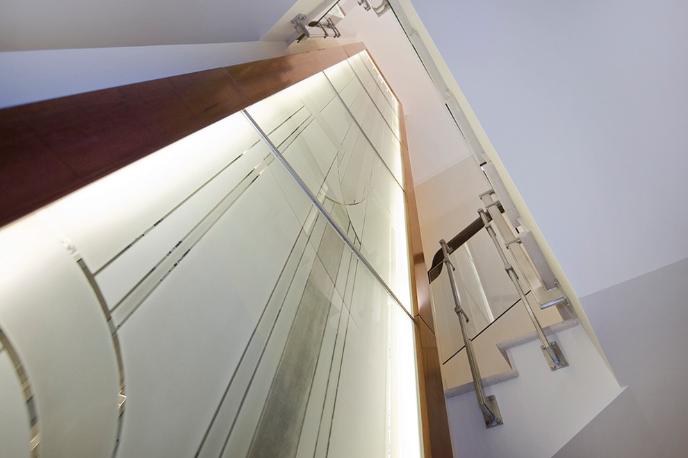 Витраж шахты лифта. Резиденция Монолит