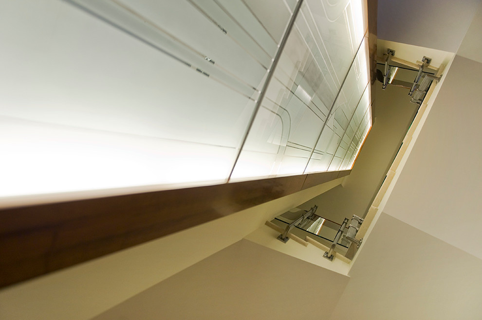 Лестница. Витраж шахты лифта.Резиденция Монолит