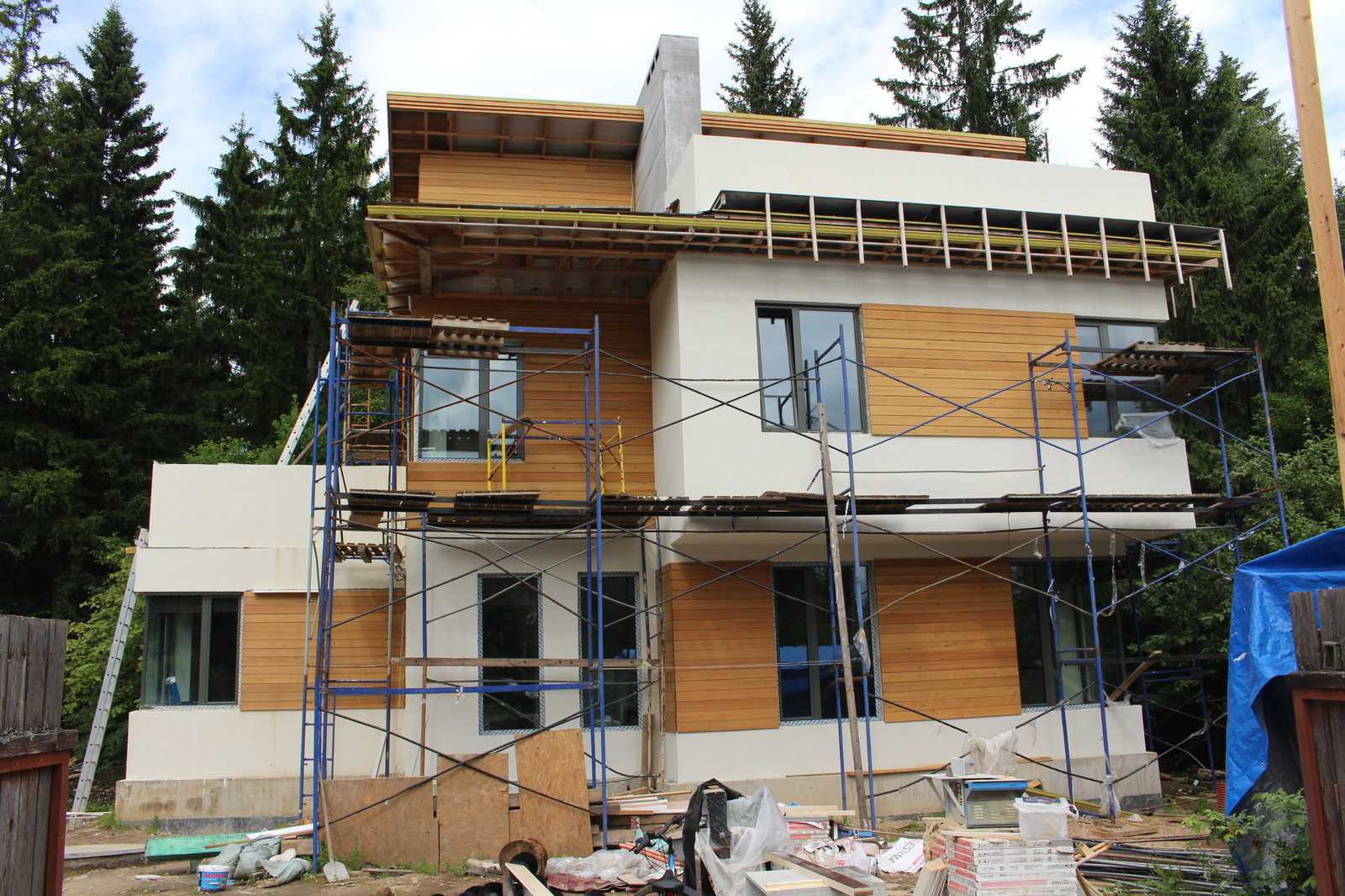 Главный фасад. Реализация проекта. Первая очередь.Загородное домовладение из дву