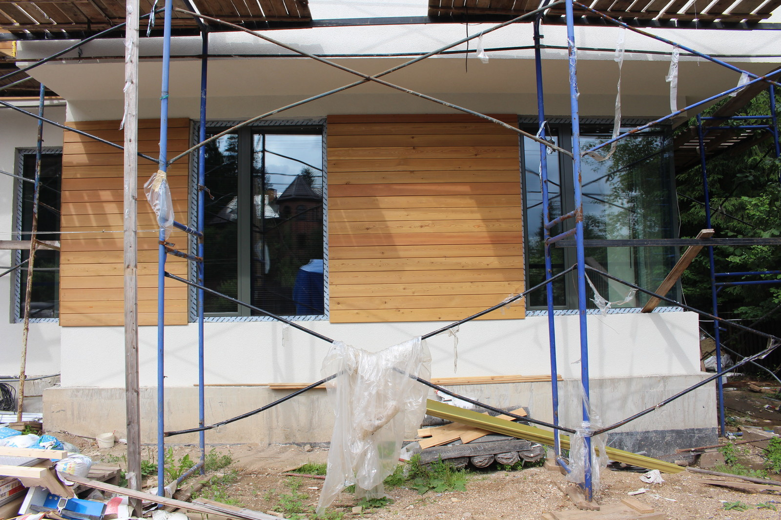 Фрагмент главного фасада. Реализация проекта. Первая очередь.Загородное домовлад