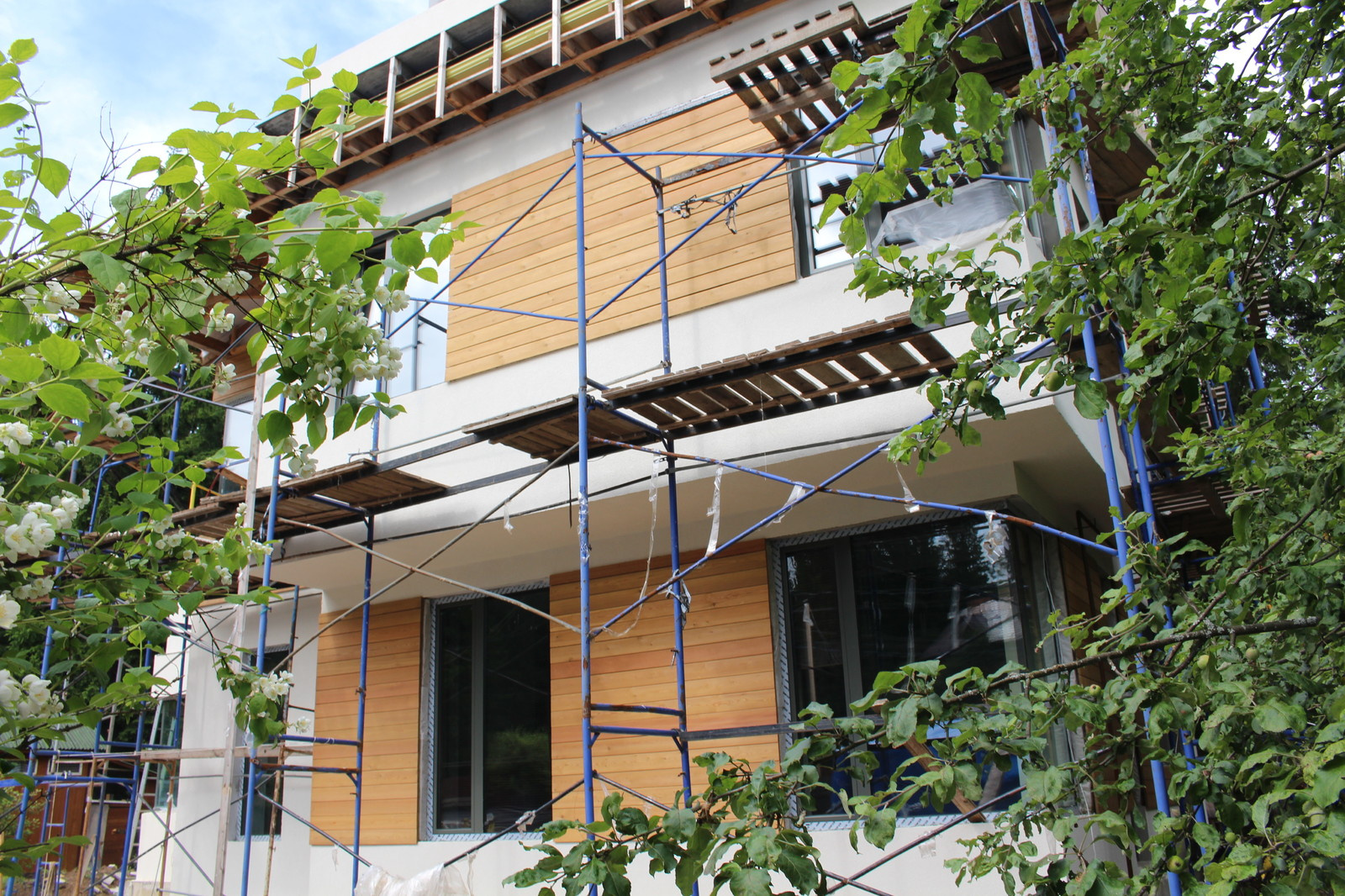 Реализация проекта. Первая очередь.Загородное домовладение из двух сообщающихся