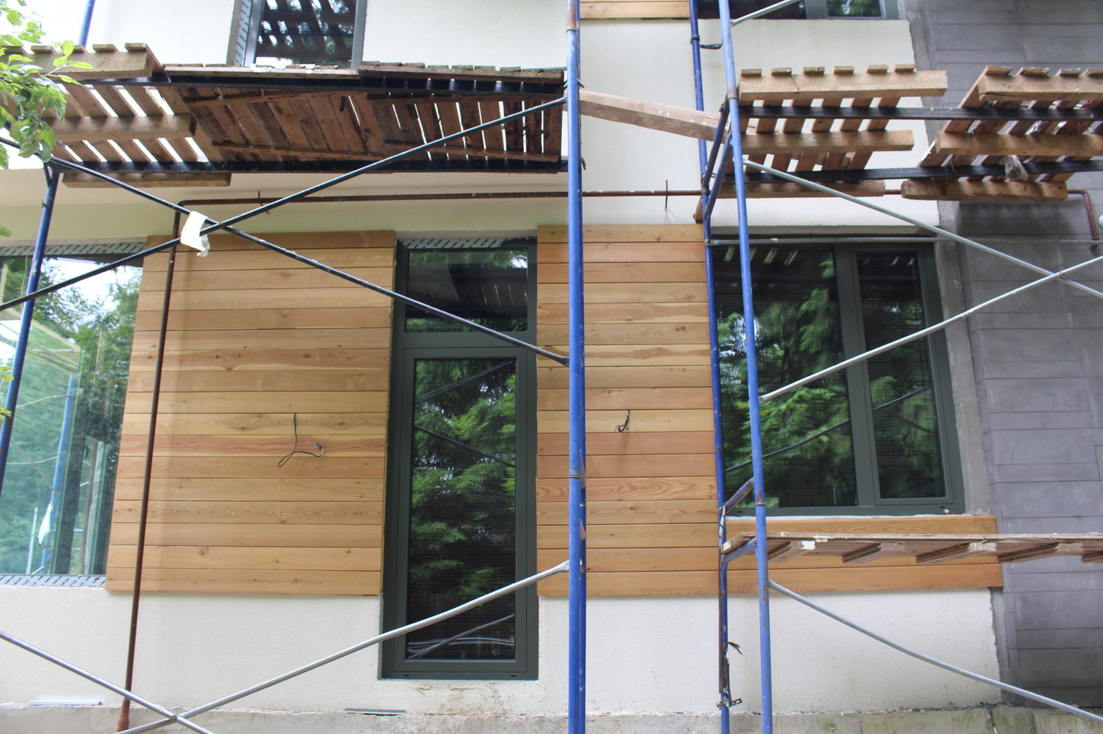 Восточный фасад.Реализация проекта. Первая очередь.Загородное домовладение из дв