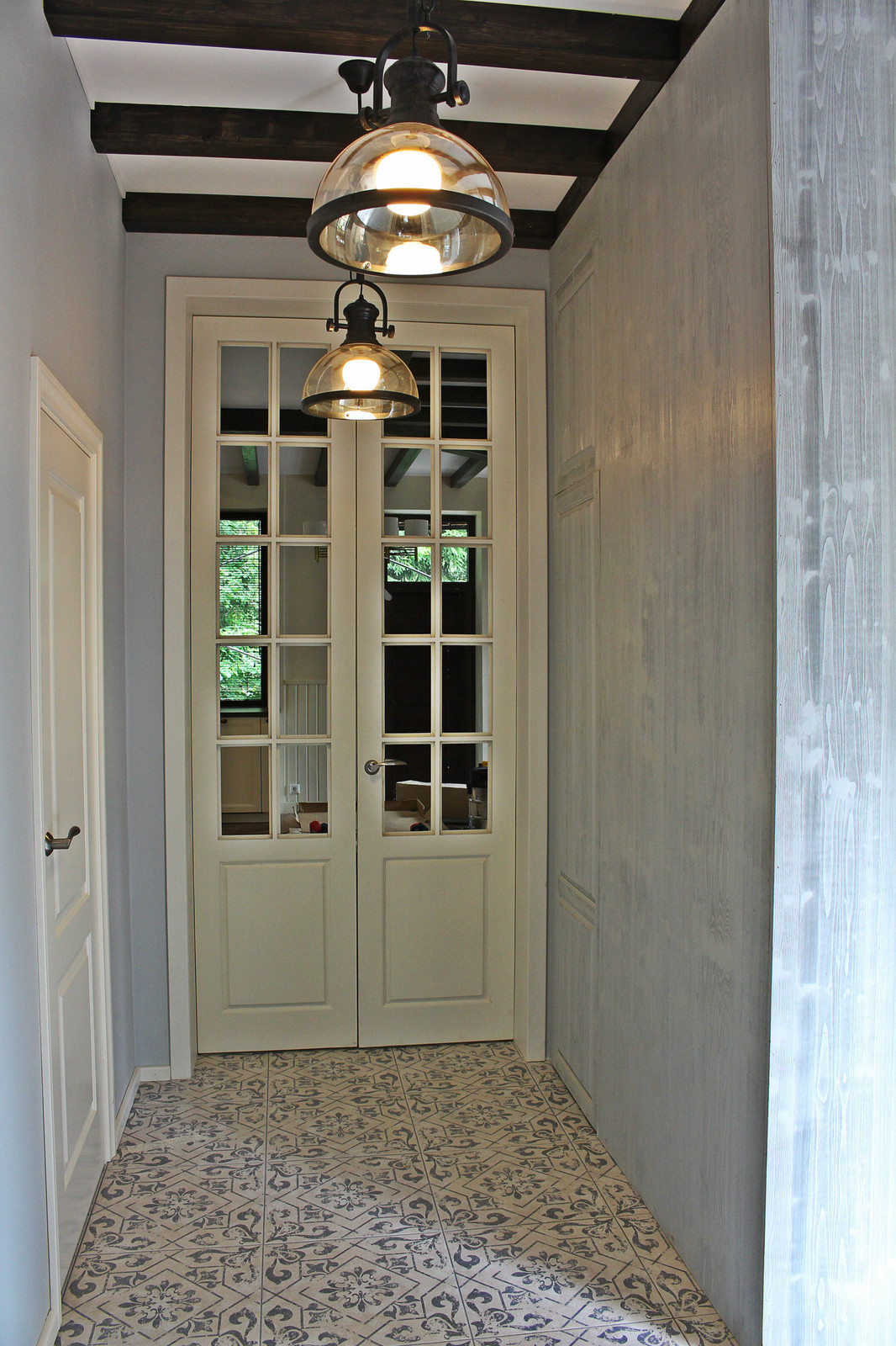 Интерьер прихожей. Реализованный проект. Загородное домовладение из двух сообщаю