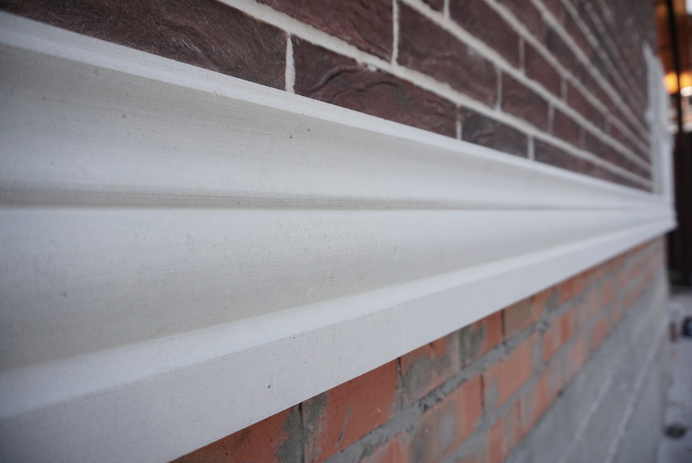 Карниз по периметру цоколя из натурального камня