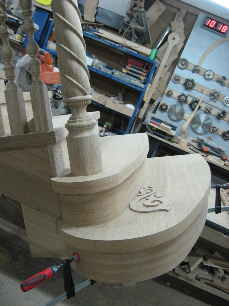 Лестница с элементами художественной резьбы