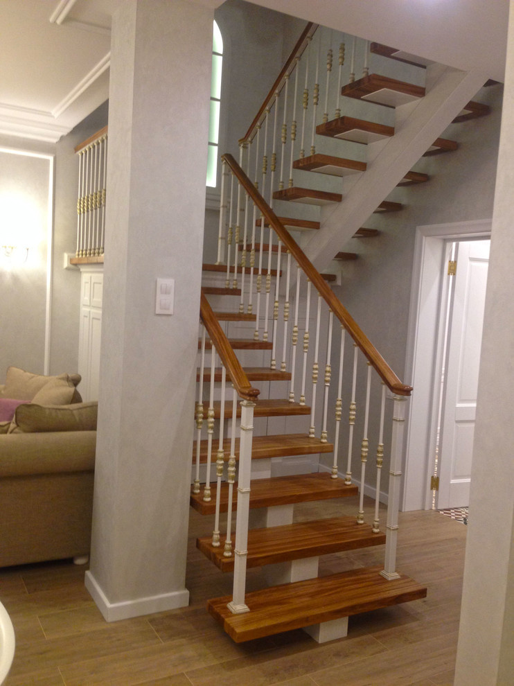 Лестница на монокосоуре с кованым ограждением.