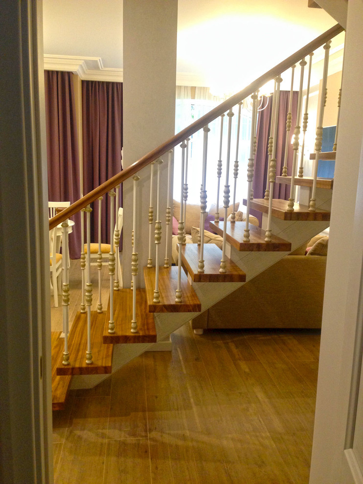 Лестница на монокосоуре с кованым ограждением.