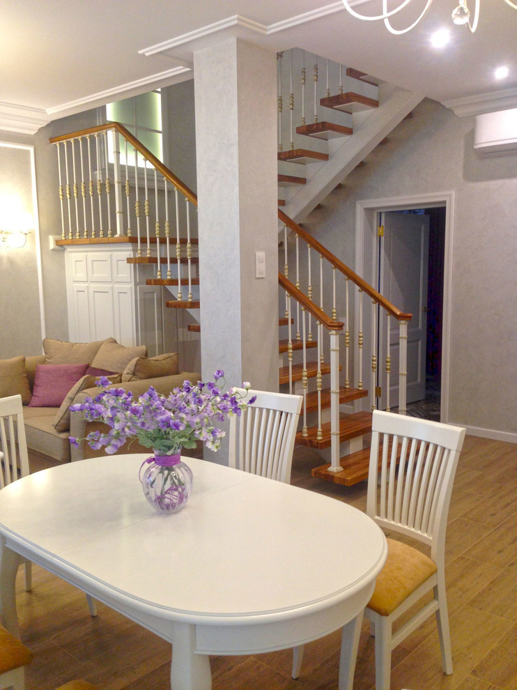 Лестница на монокосоуре с кованым ограждением.