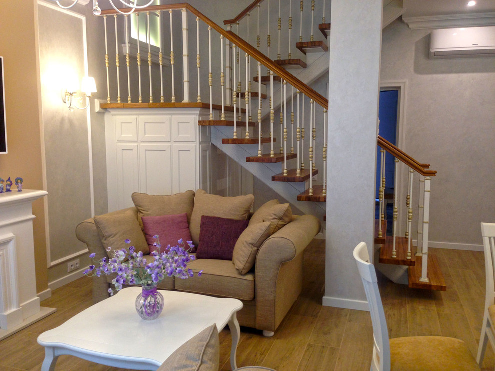 Лестница на монокосоуре с кованым ограждением.