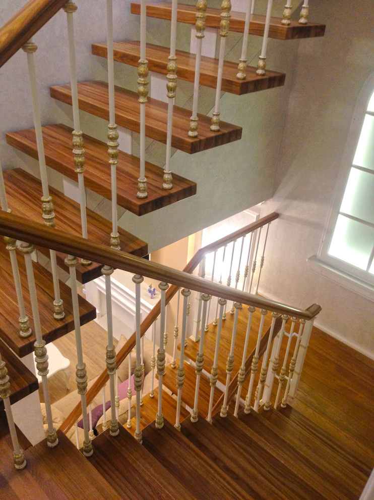 Лестница на монокосоуре с кованым ограждением.