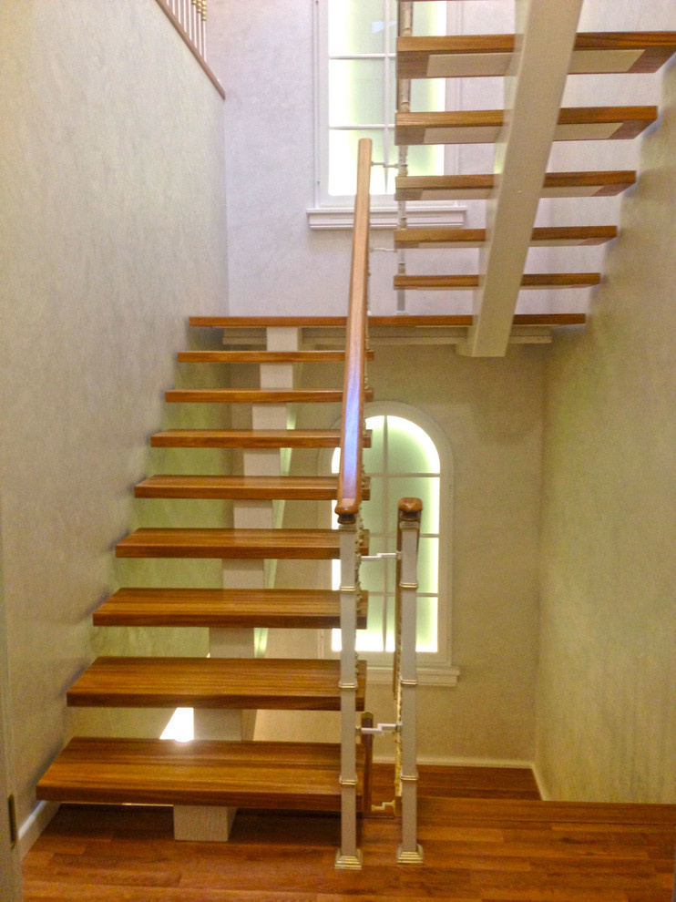 Лестница на монокосоуре с кованым ограждением.