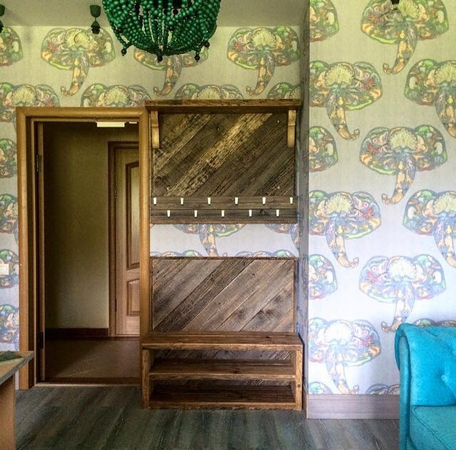 Прихожая из амбарных досок