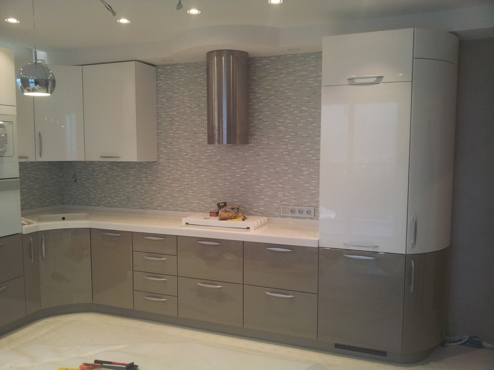 Кухня глянец капучино и белый глянец