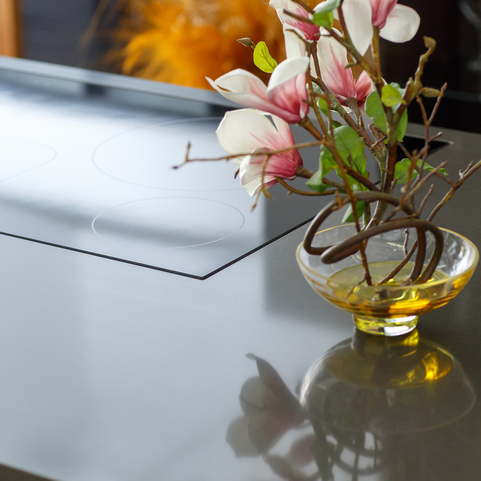 Кухня с серой столешницей из кварцевого камня Quartzforms