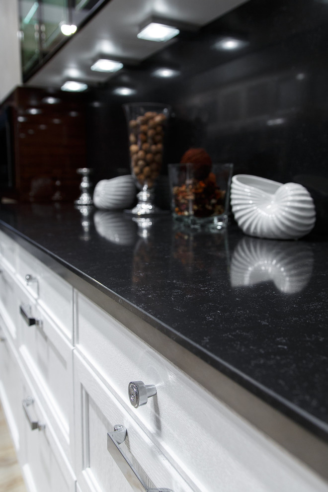 Кухня с использованием кварца двух цветов