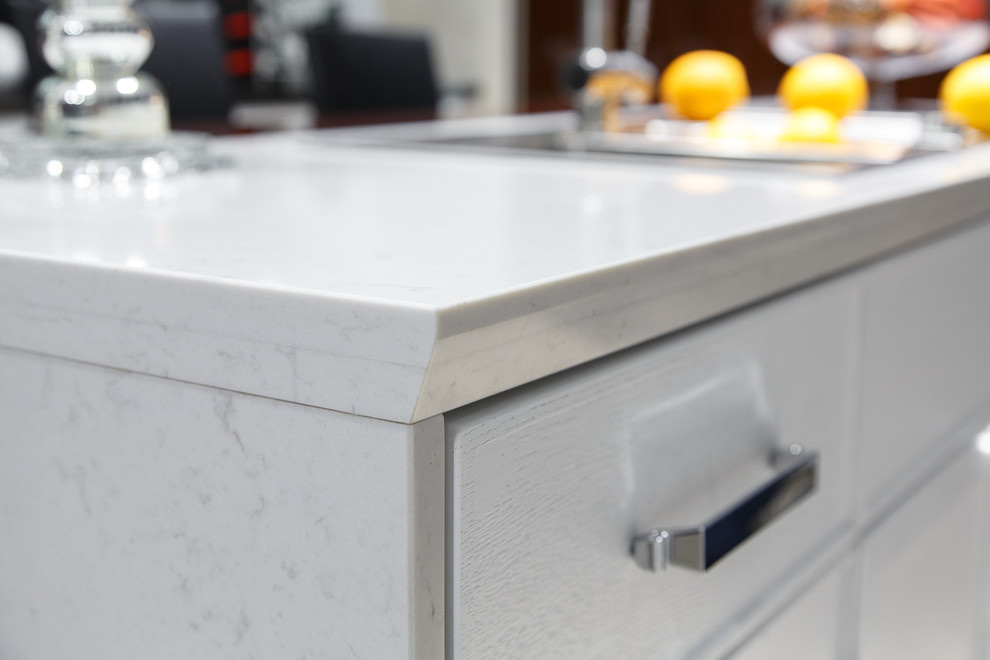 Кухня с использованием кварца двух цветов