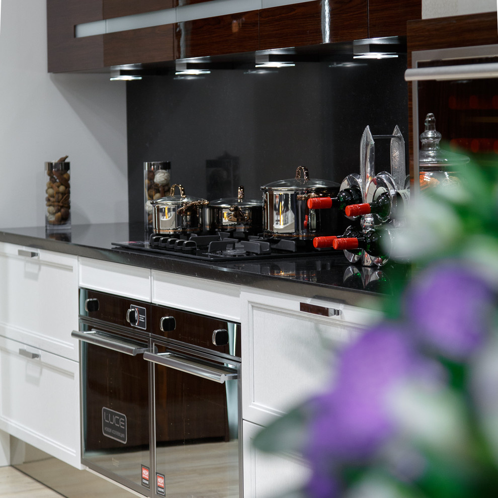 Кухня с использованием кварца двух цветов