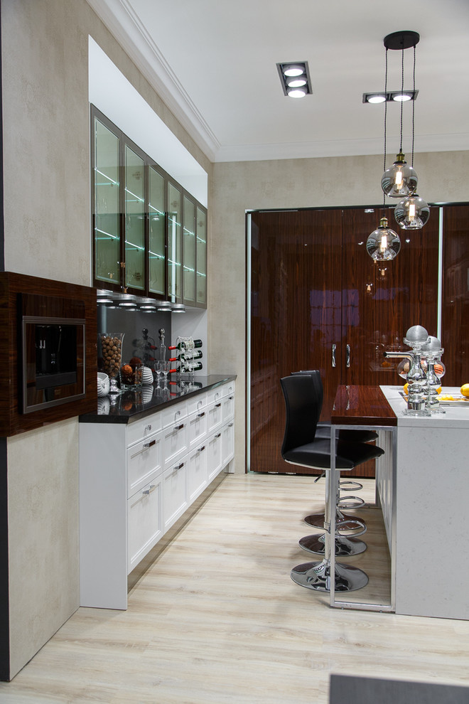 Кухня с использованием кварца двух цветов