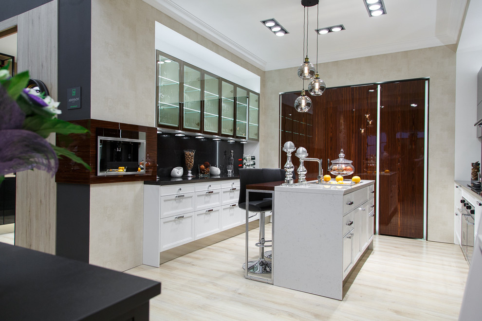 Кухня с использованием кварца двух цветов