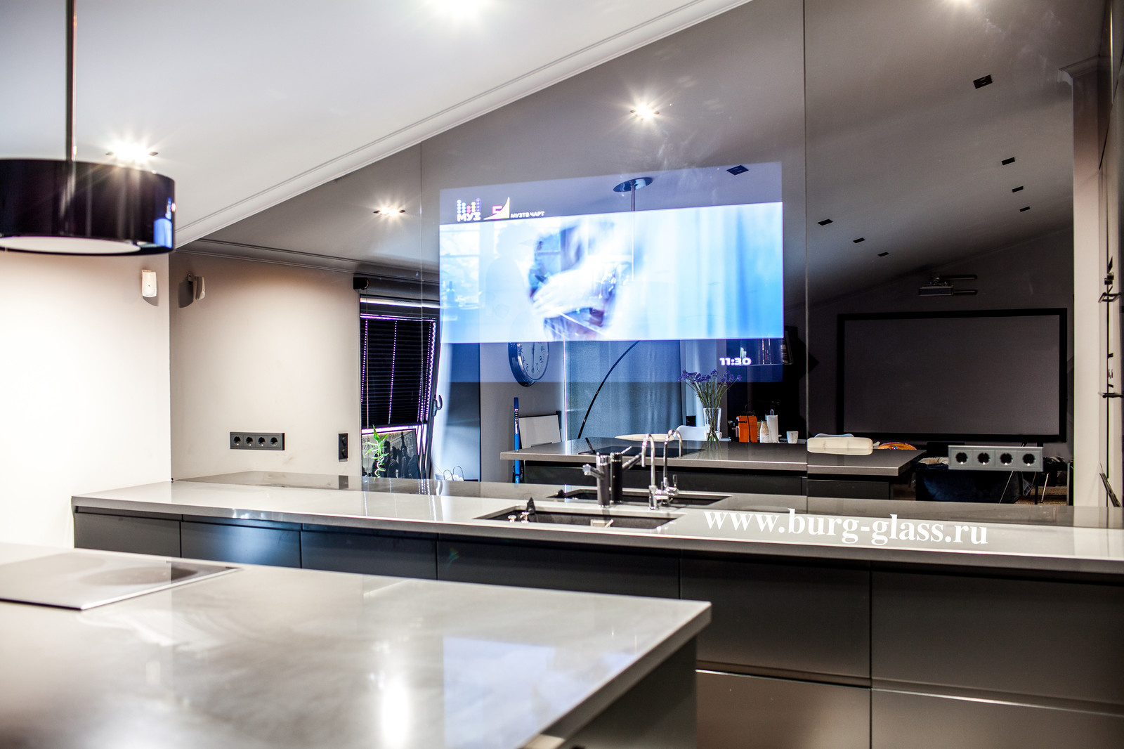 Волшебная зеркальная стена BURG&GLASS