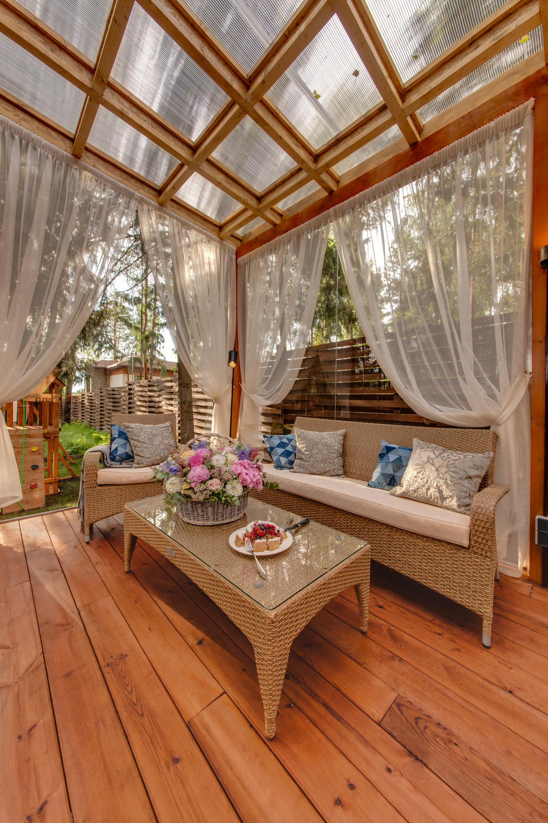 Беседка для Татьяны Лютаевой и Агнии Дисковските