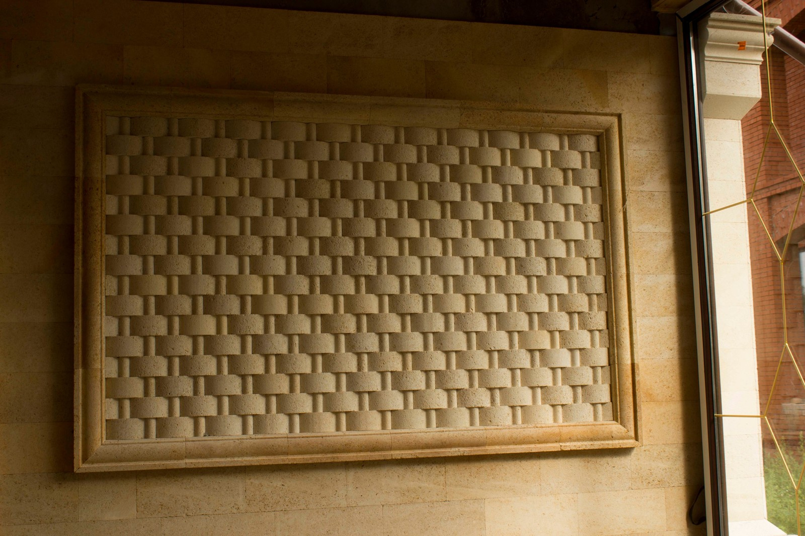 Облицовка природным камнем комплекса для отдыха с беседкой.