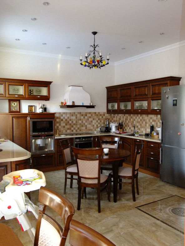 Кухня с обеденной зоной