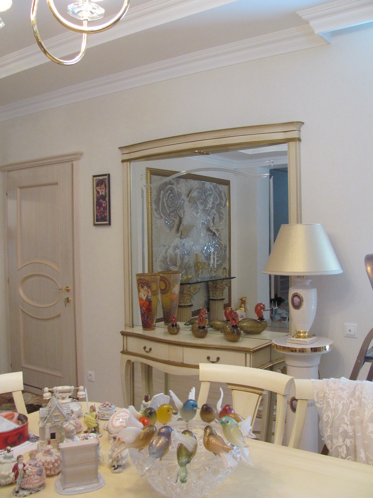 хозяйка коллекционирует фарфоровые статуэтки и муранское стекло