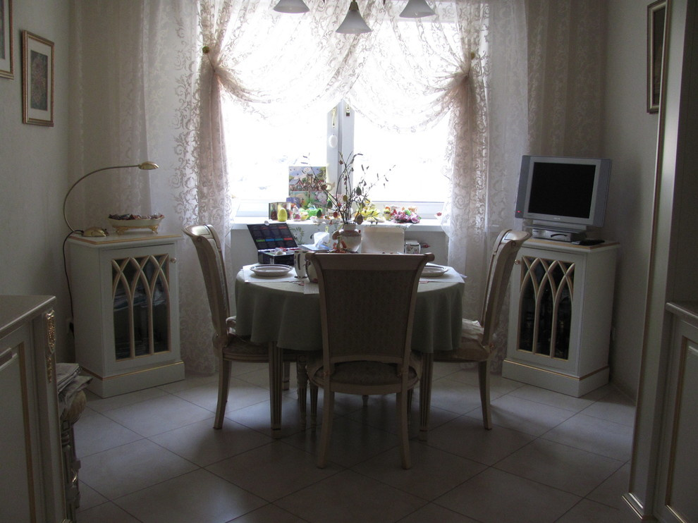 небольшой обеденный столик на кухне