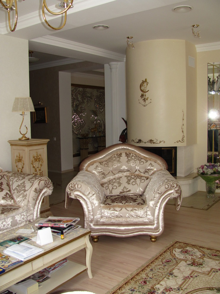 Отделку камина украшает символика семьи