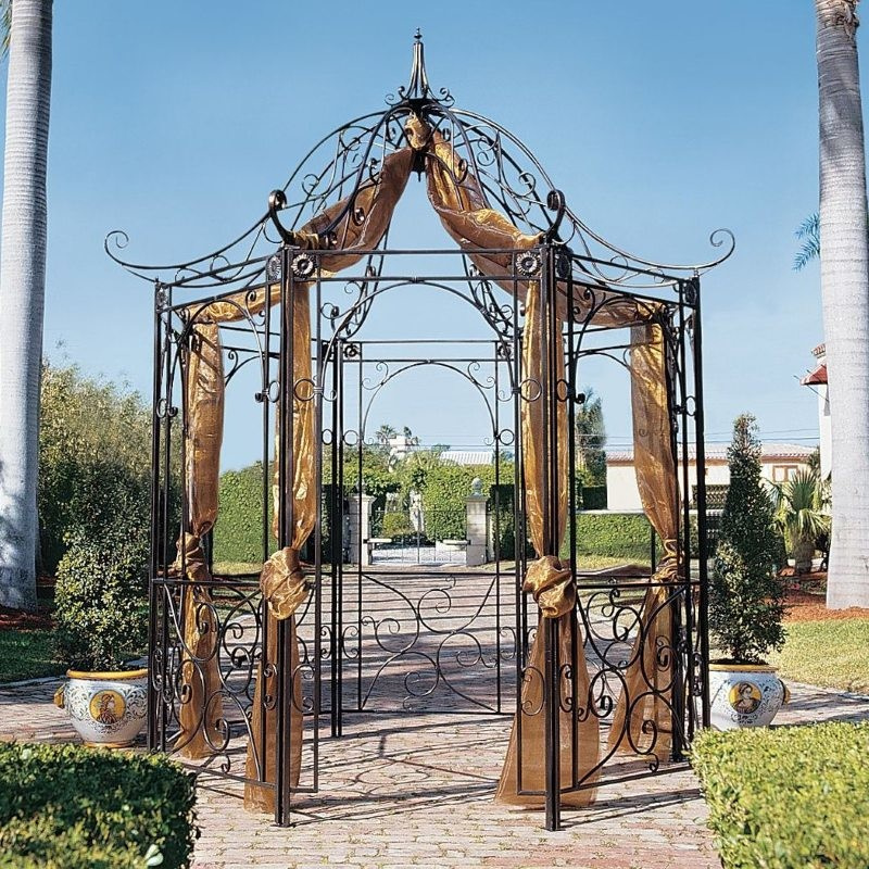 Беседка с декоративными кольцами и вензелями