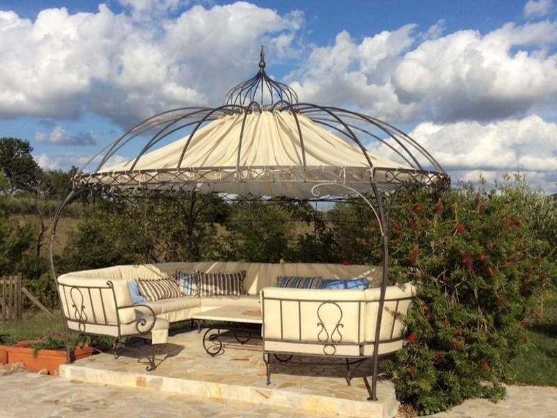 Беседка с ажурными фрагментами