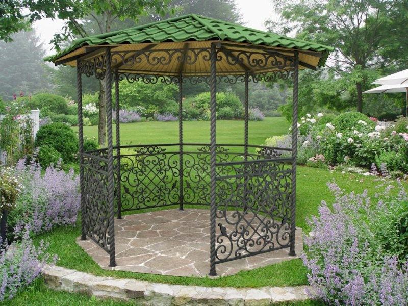 Беседка с металлическими листочками и завитками