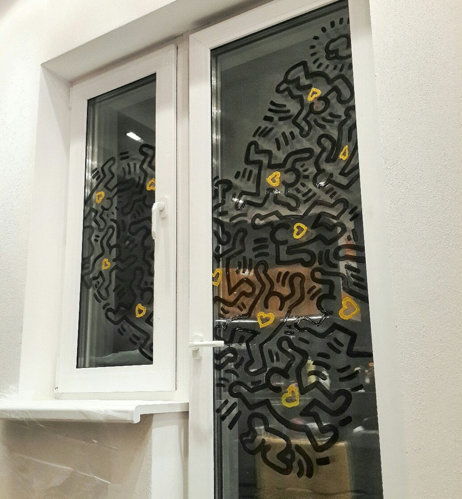 Роспись стёкол окна и двери при входе на лоджию.
