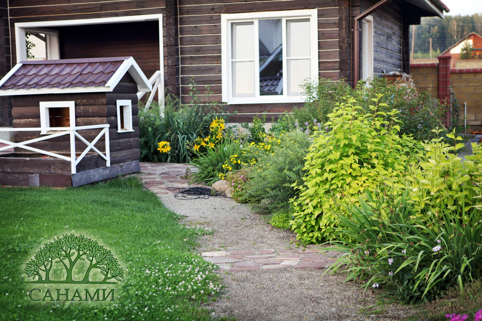 Небольшой уютный участок в "шоколадных" тонах