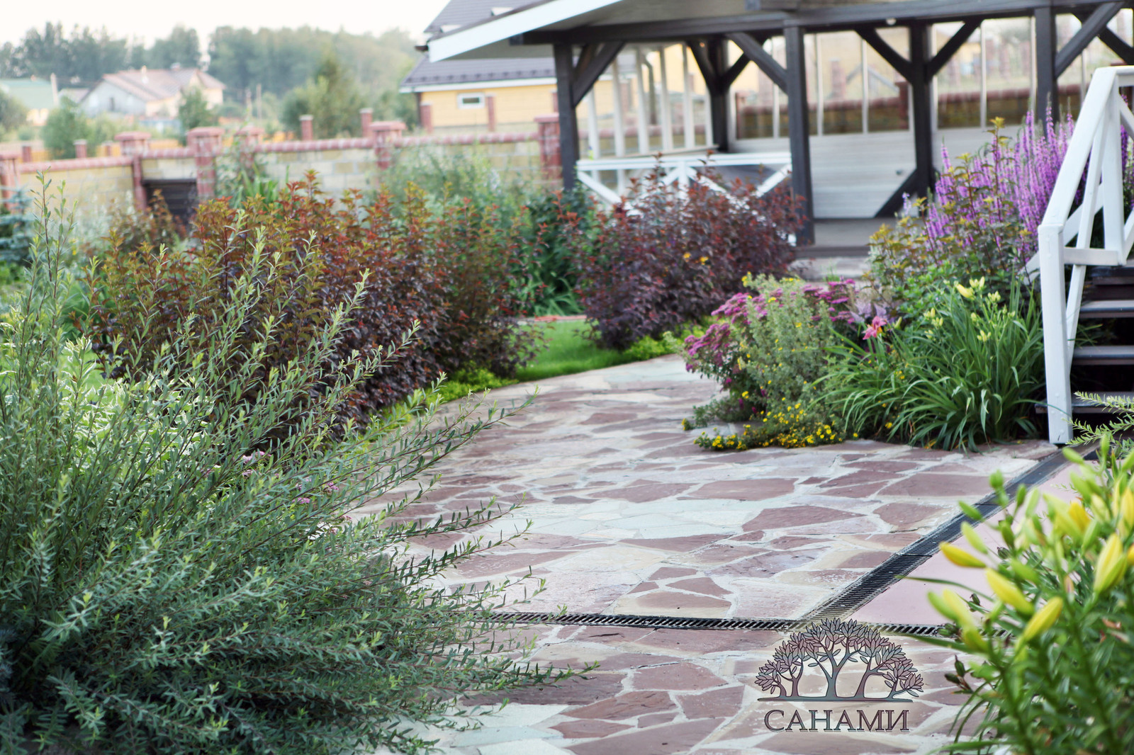 Небольшой уютный участок в "шоколадных" тонах