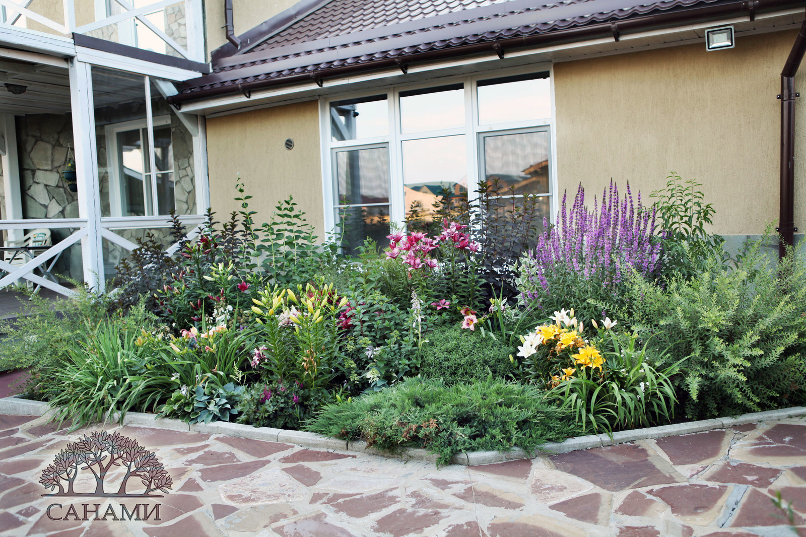Небольшой уютный участок в "шоколадных" тонах