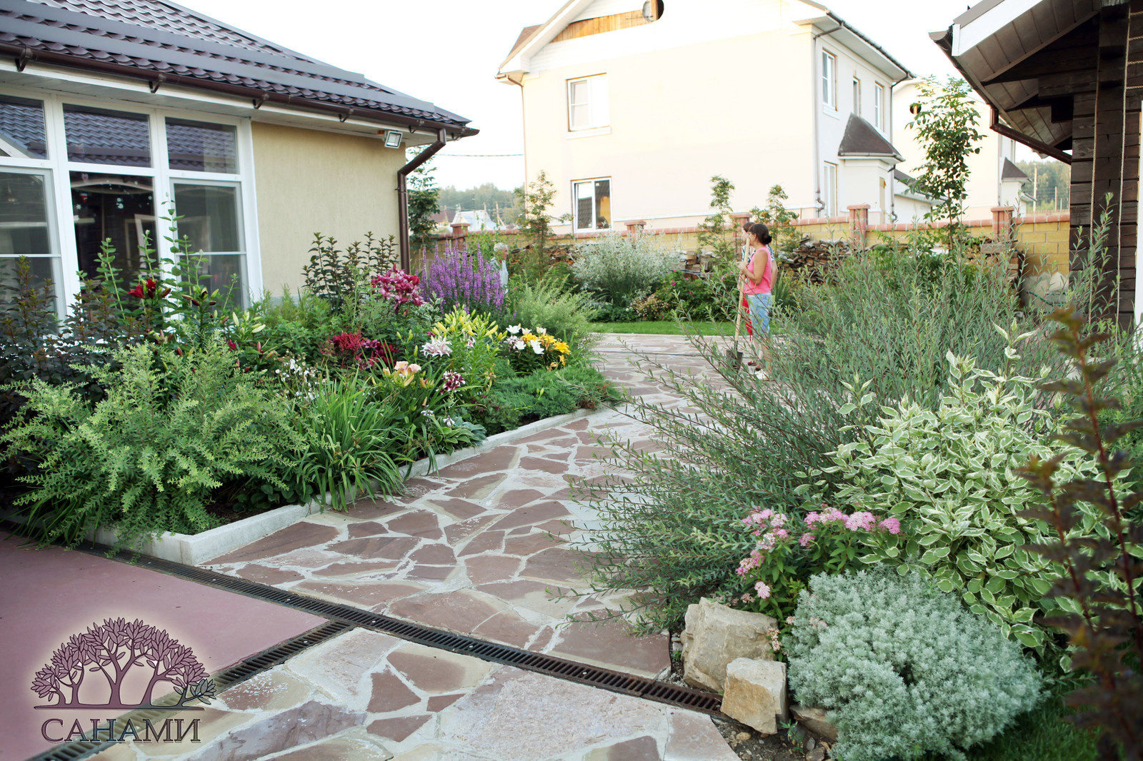 Небольшой уютный участок в "шоколадных" тонах