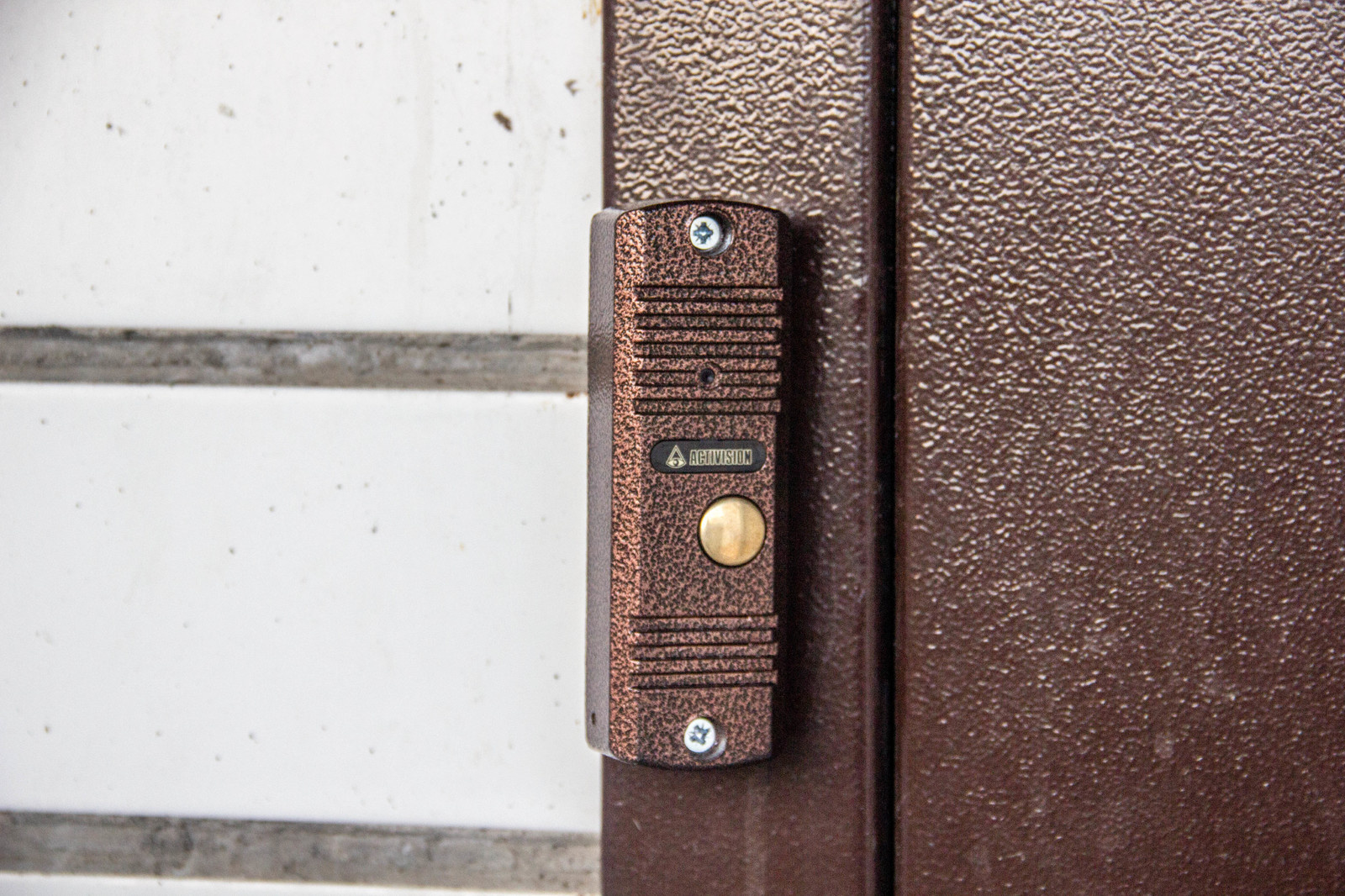 Монтаж видеодомофона с двумя мониторами